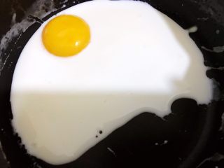 5、醇厚浓郁的巧克力慕斯蛋糕,奶锅里加入牛奶和蛋黄搅拌均匀