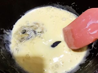 6、醇厚浓郁的巧克力慕斯蛋糕,加入挤干水的吉利丁片拌匀后备用