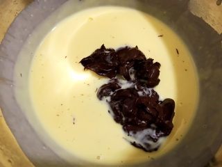 8、醇厚浓郁的巧克力慕斯蛋糕,融化后加入到前面做好的蛋奶糊里拌匀