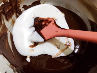 11、醇厚浓郁的巧克力慕斯蛋糕,打发好的奶油加入到巧克力糊里拌匀