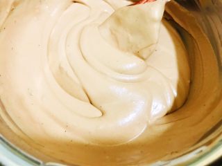 12、醇厚浓郁的巧克力慕斯蛋糕,慕斯糊就做好了，做好的慕斯糊相对比较浓稠，如果你的慕斯糊很稀最好冷藏一会儿再用，以免后面蛋糕片会浮起