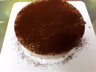 17、醇厚浓郁的巧克力慕斯蛋糕,表面撒上可可粉