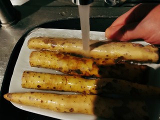 2、山药小饼,山药清洗干净。