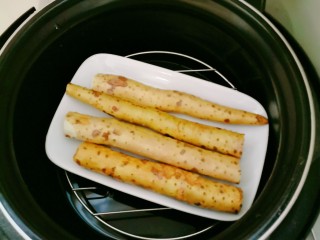 3、山药小饼,放入蒸锅蒸熟。