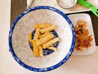 4、山药小饼,脱皮。