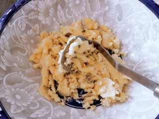 5、山药小饼,碾压成泥。