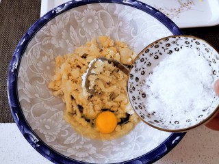 6、山药小饼,打入鸡蛋，放入白糖。