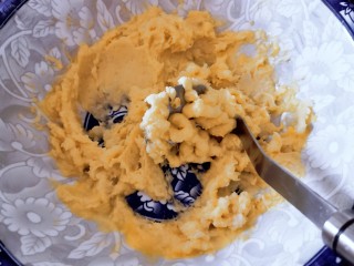 7、山药小饼,再次碾压细腻。