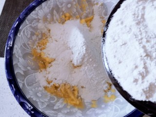 8、山药小饼,放入面粉和酵母粉。