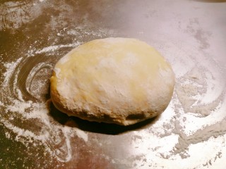 10、山药小饼,移至面板揉匀。