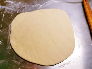 11、山药小饼,擀成大片。