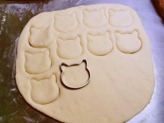 12、山药小饼,用模具压成小饼。