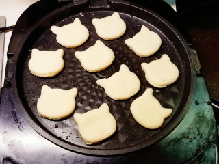 13、山药小饼,放入煎烤机煎制。