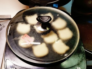 14、山药小饼,加盖子更易于成熟。