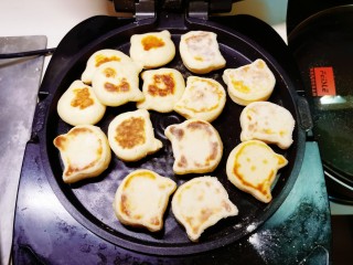 15、山药小饼,煎制两面金黄，出锅。