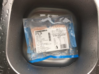 1、虾仁土豆泥,将磷虾肉放在冷水里浸泡解冻；