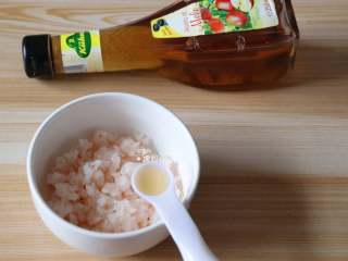 3、虾仁土豆泥,加入1小勺冠利苹果醋；