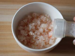 4、虾仁土豆泥,加少许盐；