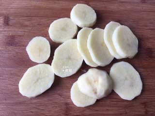 7、虾仁土豆泥,切块放；