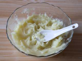 9、虾仁土豆泥,趁热用勺子压成泥，给低龄宝宝吃为了更细腻一定要压的很碎很碎哦；