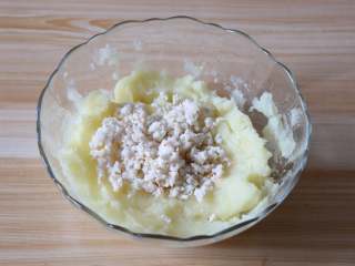 11、虾仁土豆泥,倒进压好的土豆泥中；