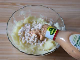 12、虾仁土豆泥,加入冠利千岛沙拉酱搅拌均匀即可；