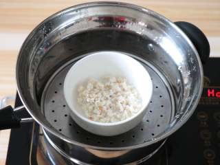 10、虾仁土豆泥,腌制好的磷虾肉上锅蒸5分钟左右，然后倒掉碗里多余水分；