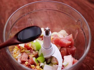 4、荠菜豆渣丸子,加入生抽调味调色。