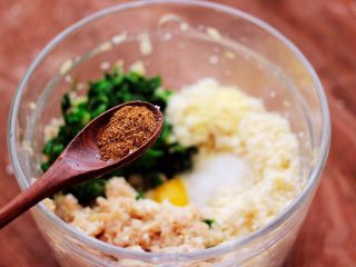 11、荠菜豆渣丸子,加入花椒粉增加香味和口感。