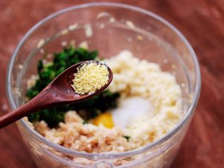 10、荠菜豆渣丸子,再加入鸡精调味。