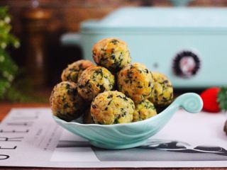 19、荠菜豆渣丸子,啦啦啦，好吃又营养健康的荠菜豆渣丸子就出锅咯。