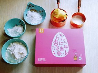 1、杏仁薏米曲奇饼干,准备好所有食材。