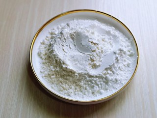 2、杏仁薏米曲奇饼干,面粉倒入盘中。