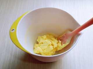 7、杏仁薏米曲奇饼干,用硅胶铲搅拌均匀，看不到糖粉。