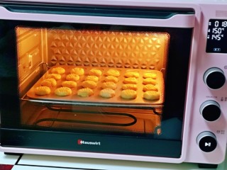 15、杏仁薏米曲奇饼干,上管150度，下管145度烤20分钟。(时间及温度仅供参考，具体请根据自家烤箱性能另定)