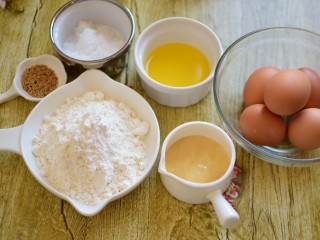 1、蜂蜜无水小蛋糕,准备食材