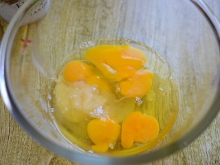 2、蜂蜜无水小蛋糕,鸡蛋打入一个无水无油的容器中，加入白糖和蜂蜜