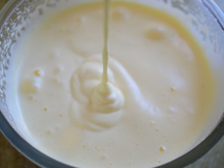 3、蜂蜜无水小蛋糕,用电动打蛋器打发至滴落不会消失的状态