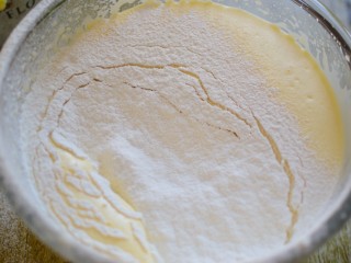 4、蜂蜜无水小蛋糕,筛入低筋面粉