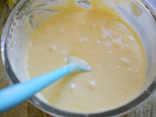 5、蜂蜜无水小蛋糕,翻拌均匀