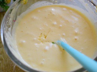 6、蜂蜜无水小蛋糕,加入玉米油，翻拌均匀，倒入裱花袋