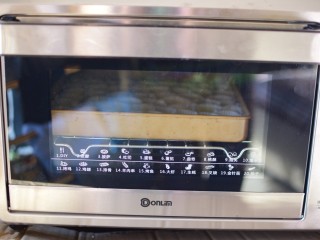 8、蜂蜜无水小蛋糕,烤箱预热180度，中层上下火烤15分钟即可