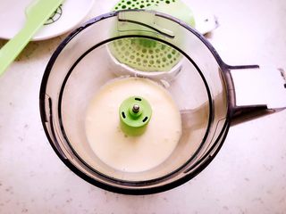 7、时蔬山药鸡蛋糕 宝宝辅食,搅拌均匀至顺滑