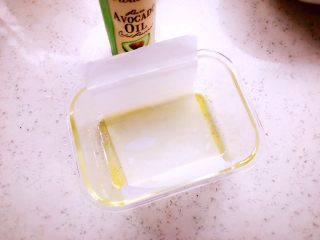 12、时蔬山药鸡蛋糕 宝宝辅食,器具中刷一层油，再垫上一层油纸，油纸可以超出器具一点，方便脱模