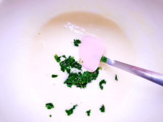 10、时蔬山药鸡蛋糕 宝宝辅食,倒入空心菜