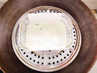 15、时蔬山药鸡蛋糕 宝宝辅食,放入锅中，大火煮开转小火隔水蒸15分钟