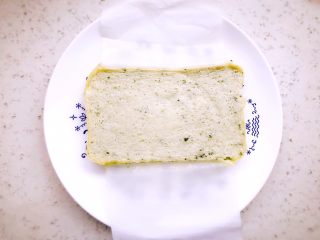 17、时蔬山药鸡蛋糕 宝宝辅食,放凉后脱模，垫了油纸很容易取出