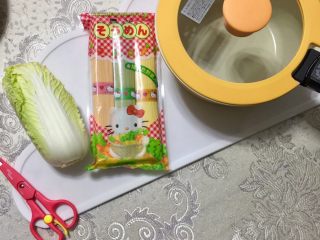 1、面条+娃娃菜泥,准备材料