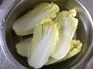 2、面条+娃娃菜泥,蔬菜洗净泡15-20分钟