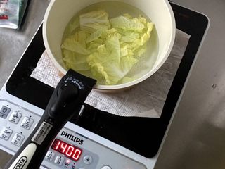 4、面条+娃娃菜泥,下娃娃菜叶